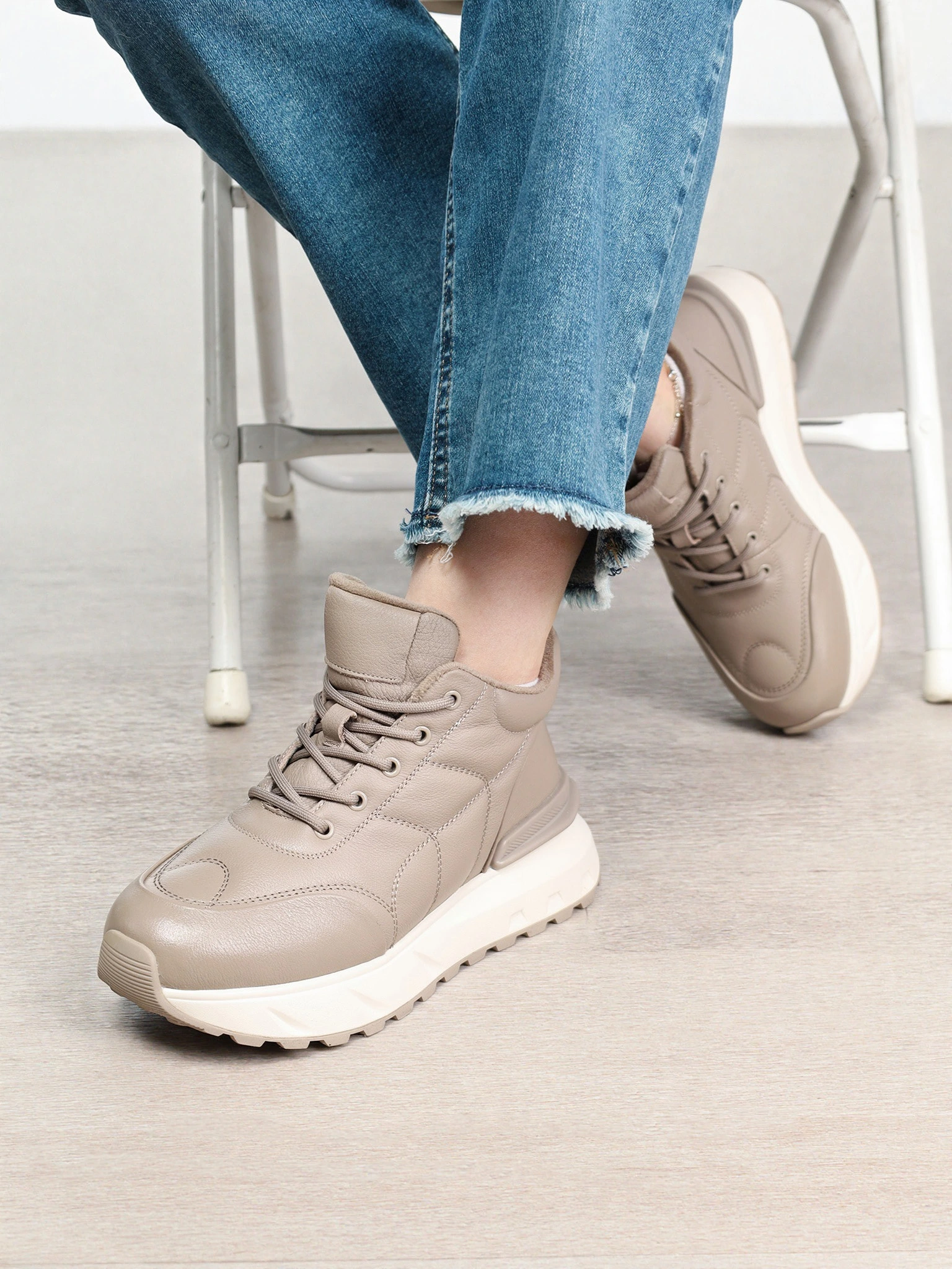 Кроссовки серого цвета на средней рельефной подошве